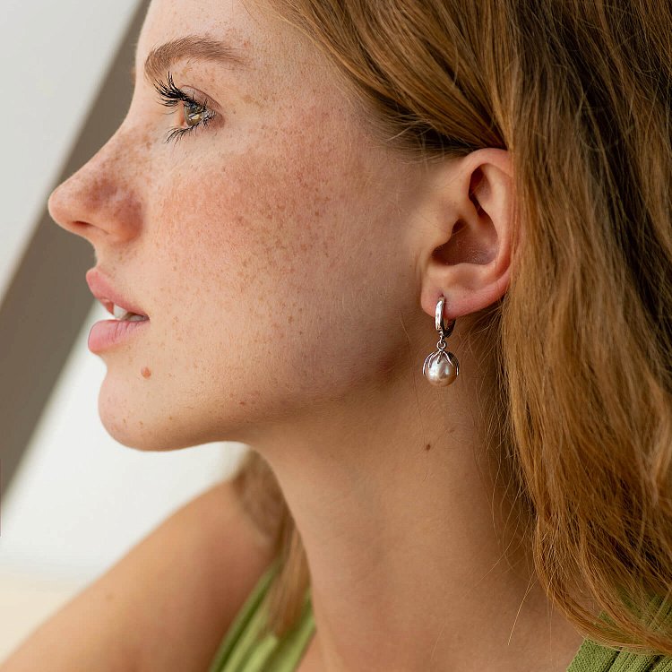 Сережки в білому золоті (культ. прісн. перли) с08586 від ювелірного магазину Онікс - 2