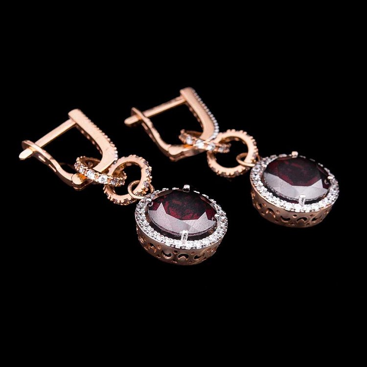Золотые серьги с пиропом (гранатом)  и фианитами с01372 от ювелирного магазина Оникс - 1