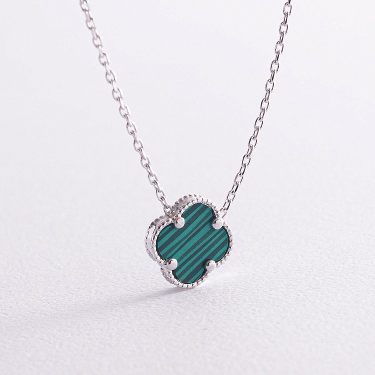 Серебряное колье "Клевер" (синт. малахит) 18339 от ювелирного магазина Оникс