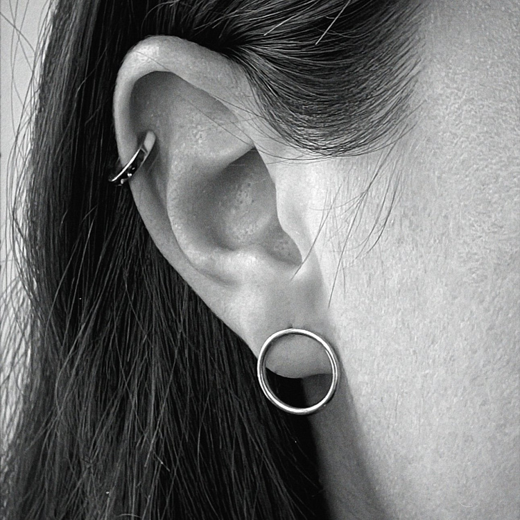 Золотая моносерьга на хрящик с08838 от ювелирного магазина Оникс - 1