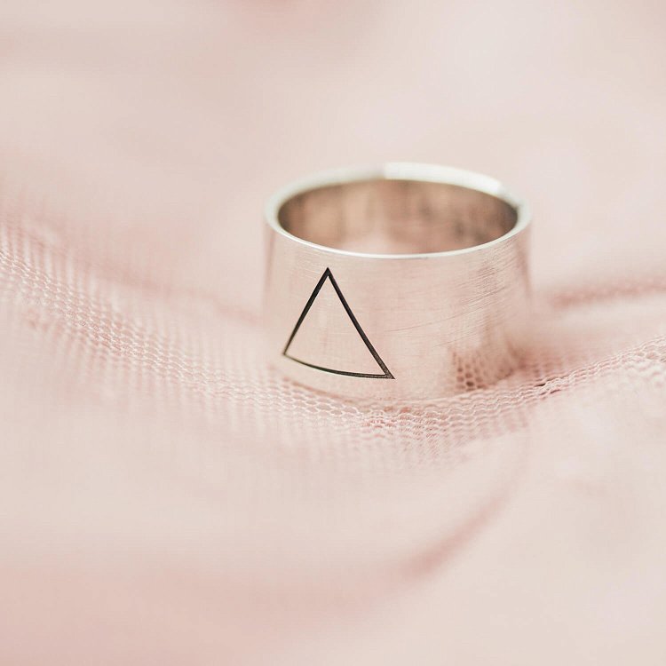Срібна каблучка з гравіюванням "Трикутник" 112143тр від ювелірного магазину Онікс - 5