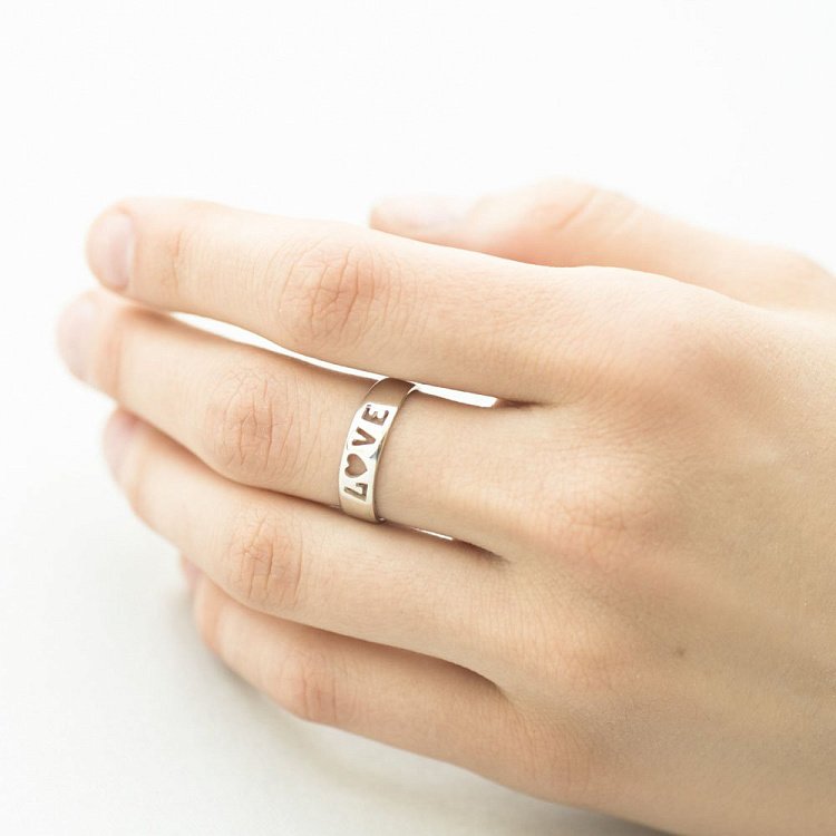 Серебряное кольцо "Love" 111718 от ювелирного магазина Оникс - 1