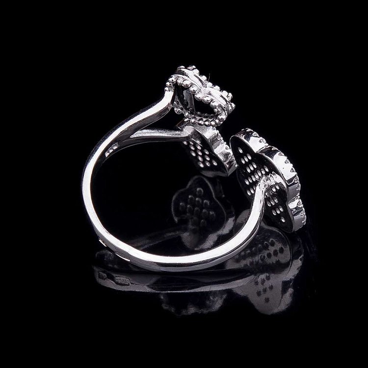 Серебряное кольцо "Сердце и клевер" с ониксом и фианитами 111770 - 2 Серебряное кольцо "Сердце и клевер" с ониксом и фианитами 111770 от ювелирного магазина Оникс - 2