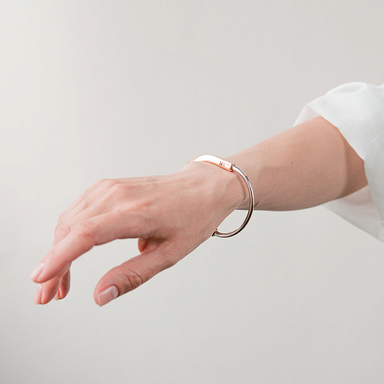 Жорсткий золотий браслет Lock б05714 від ювелірного магазину Онікс - 1