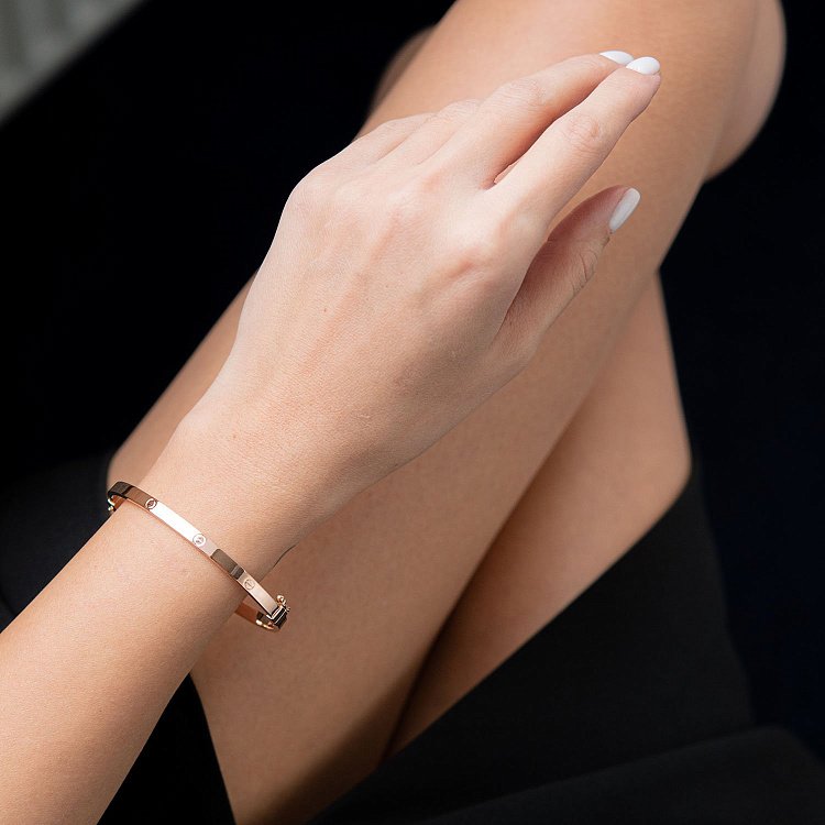 Жесткий браслет Love из красного золота б02244 от ювелирного магазина Оникс - 1