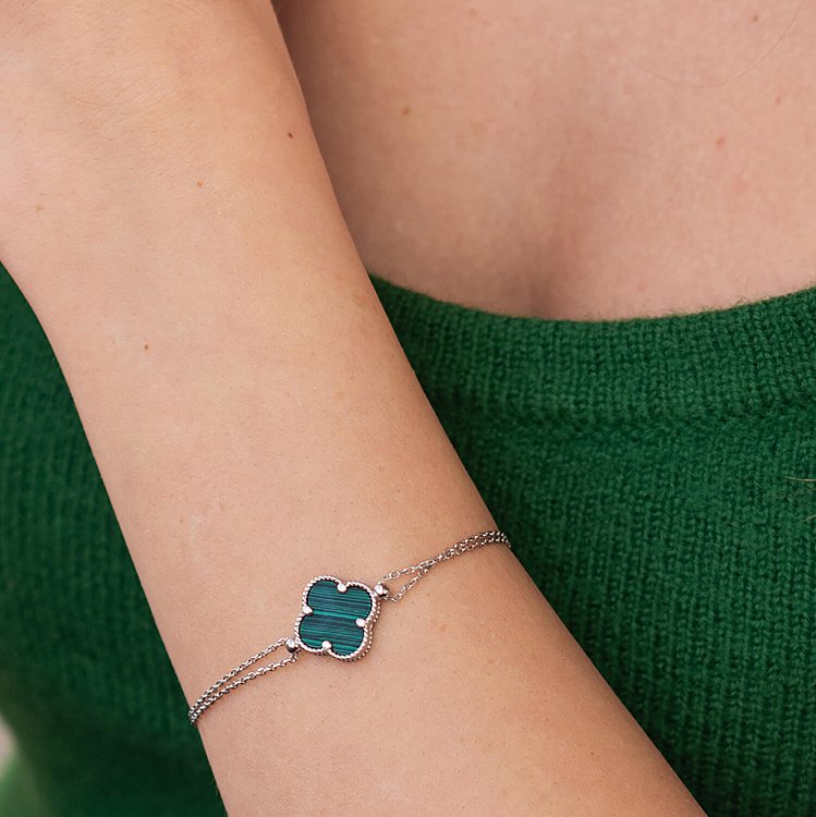 Серебряный браслет "Клевер" с малахитом 141635 от ювелирного магазина Оникс - 1