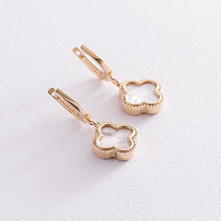 Сережки "Конюшина" в жовтому золоті (перламутр) с07552 від ювелірного магазину Онікс