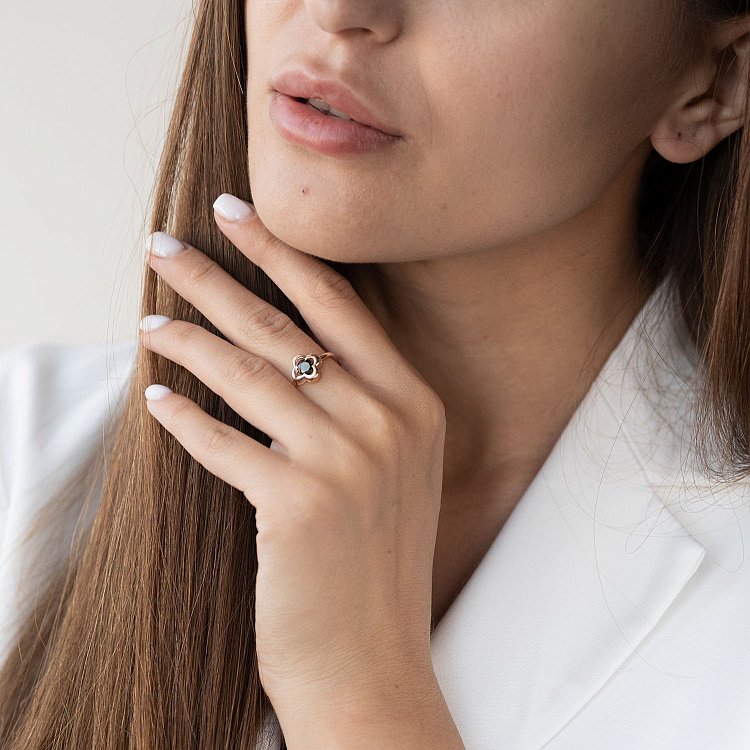 Золота каблучка "Конюшина" з чорним фіанітом к05246 від ювелірного магазину Онікс - 1