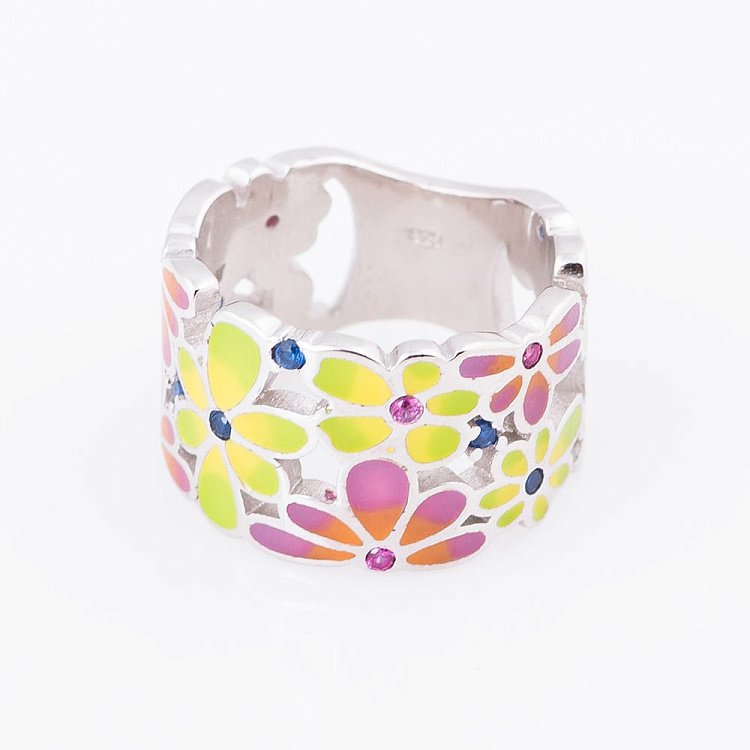 Серебряное кольцо с фианитами и эмалью 111942 от ювелирного магазина Оникс - 1