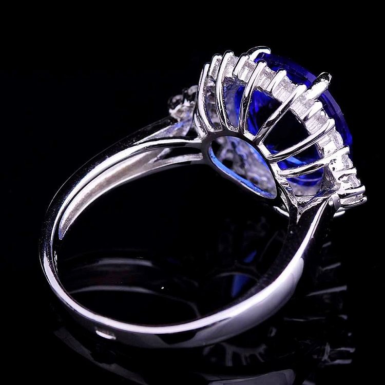 Серебряное кольцо с фианитами к9 от ювелирного магазина Оникс - 3