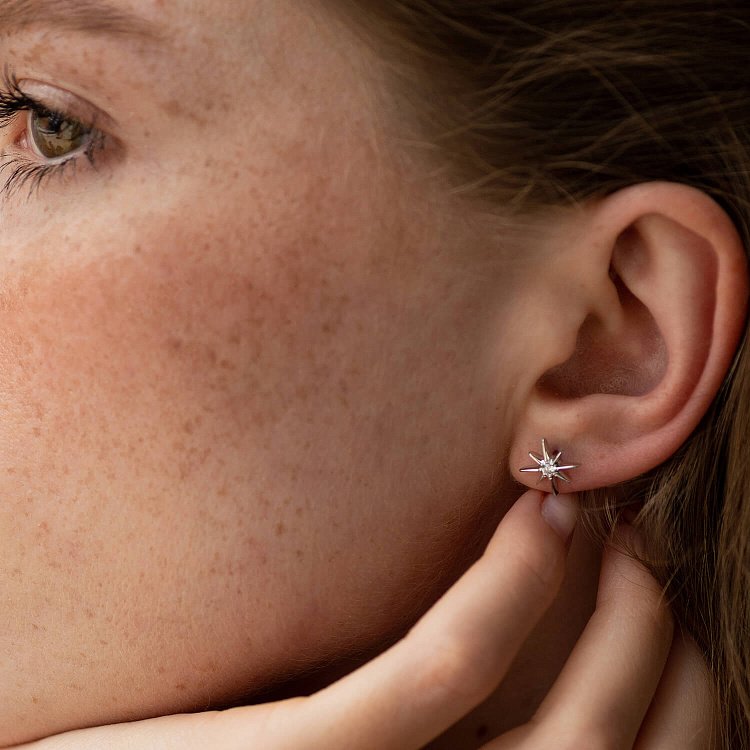 Золоті сережки - пусети "Зірки метеорити" з фіанітами с08596 від ювелірного магазину Онікс - 1