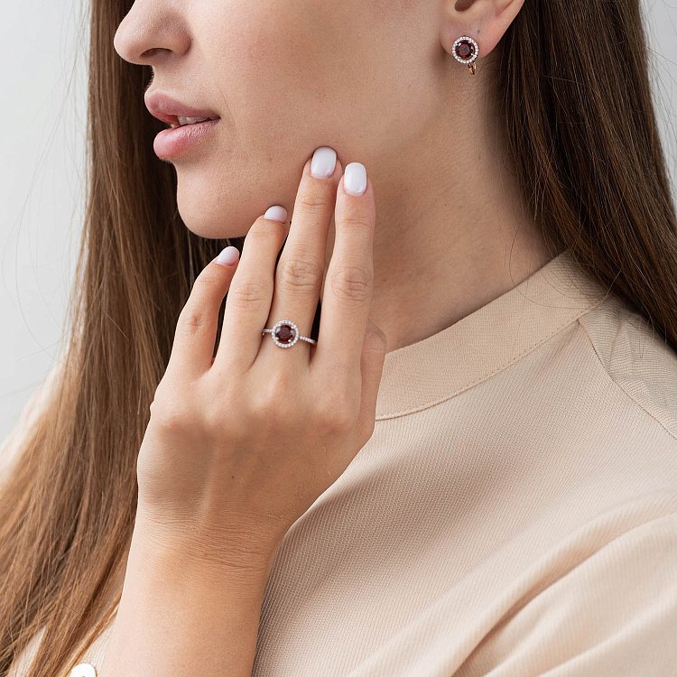 Золотые серьги с пиропом (гранатом) и фианитами с04164 от ювелирного магазина Оникс - 1