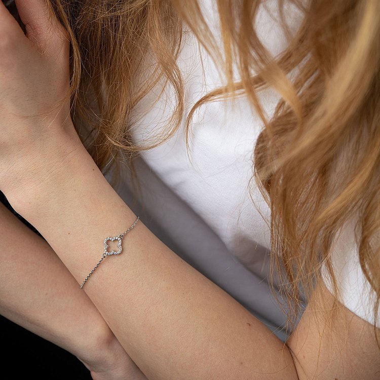 Срібний браслет "Конюшина" з фіанітами OR008201 від ювелірного магазину Онікс - 1