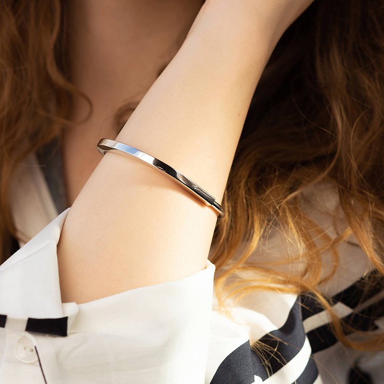 Жорсткий браслет Lock в білому золоті б05257 від ювелірного магазину Онікс - 11