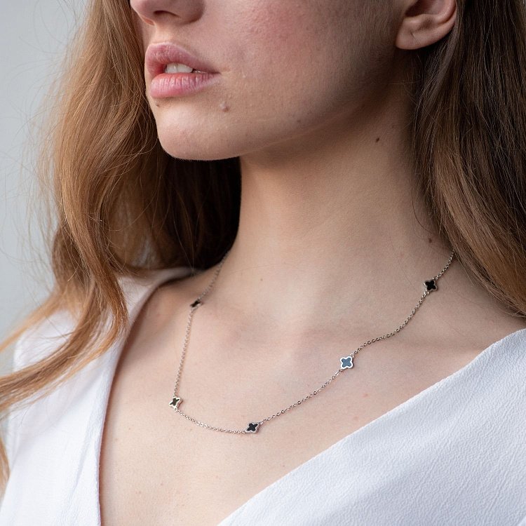 Серебряное колье "Клевер" (эмаль) 181011 от ювелирного магазина Оникс - 1