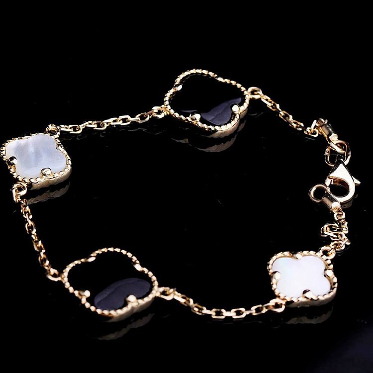 Золотой браслет "Клевер" с ониксом и перламутром б01663 от ювелирного магазина Оникс - 1