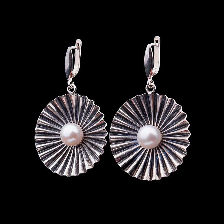 Серьги "Ракушки с культ. пресн. жемчугом" (чернение) 12046 Серьги "Ракушки с культ. пресн. жемчугом" (чернение) 12046 от ювелирного магазина Оникс