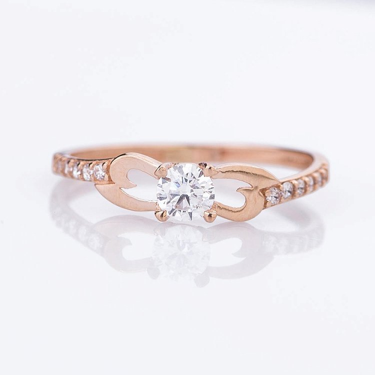 Золота каблучка з фіанітами к04994 від ювелірного магазину Онікс