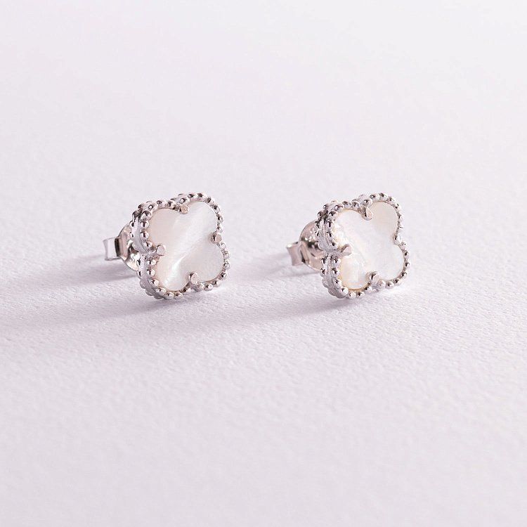 Срібні сережки - пусети "Конюшина" з перламутром 121806 від ювелірного магазину Онікс