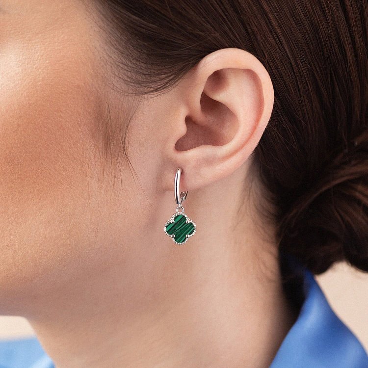 Серебряные серьги "Клевер" (синт. малахит) 123290 от ювелирного магазина Оникс - 1