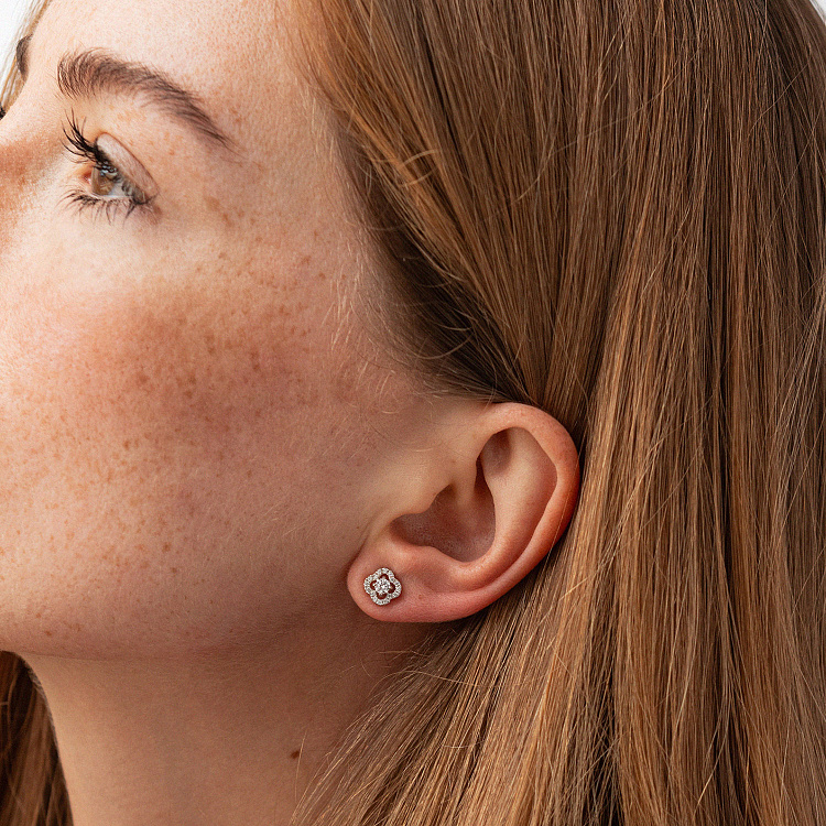 Сережки - пусети "Конюшина" з фіанітами (біле золото) с09175 від ювелірного магазину Онікс - 1