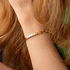 Жесткий браслет "Love" в желтом золоте б04655 от ювелирного магазина Оникс - 1