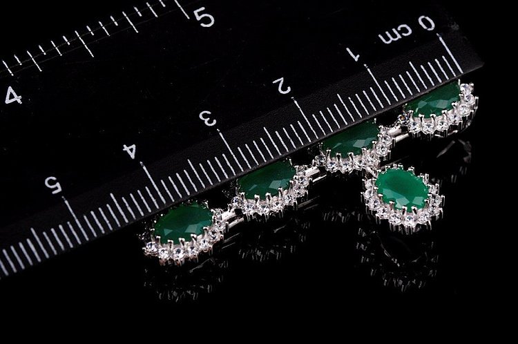 Срібний хрестик із зеленими фіанітами 131898 від ювелірного магазину Онікс - 4