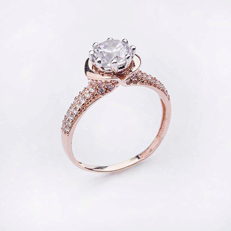 Золотое помолвочное кольцо с фианитами к04589 от ювелирного магазина Оникс