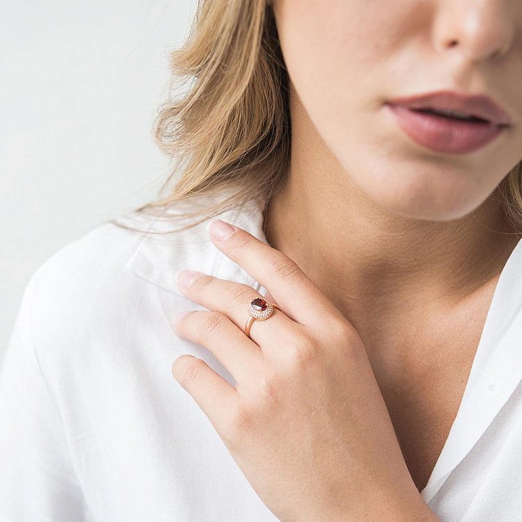 Золота каблучка (піроп, фіаніти) к04660 від ювелірного магазину Онікс - 1