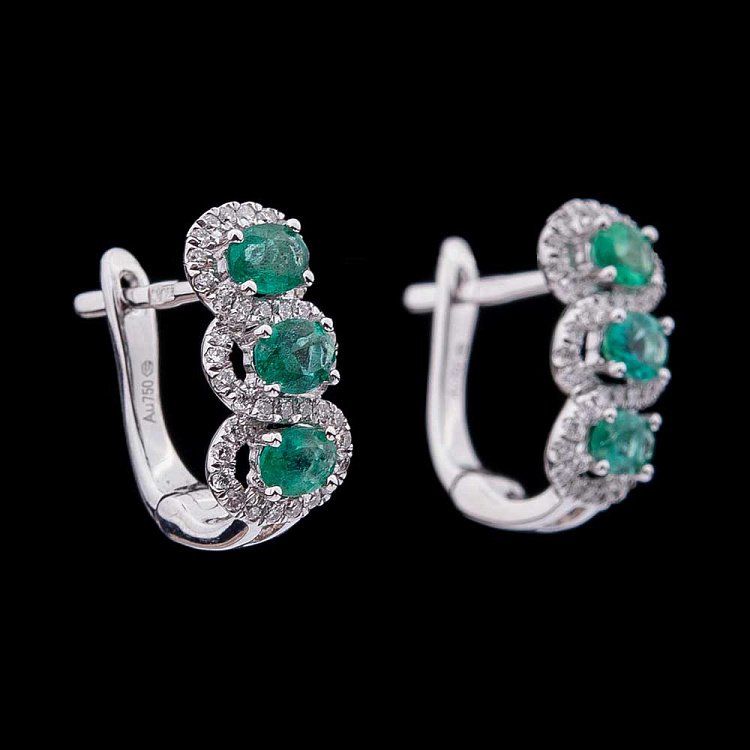 Золотые серьги с бриллиантами и изумрудами сб02762 от ювелирного магазина Оникс