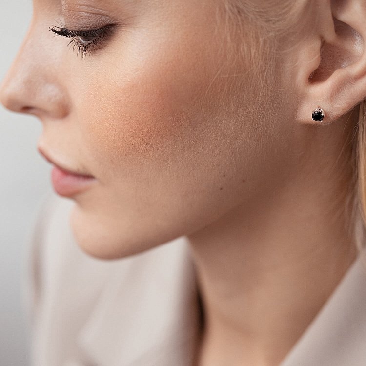 Серебряные серьги - пусеты с черными фианитами 123181 от ювелирного магазина Оникс - 4