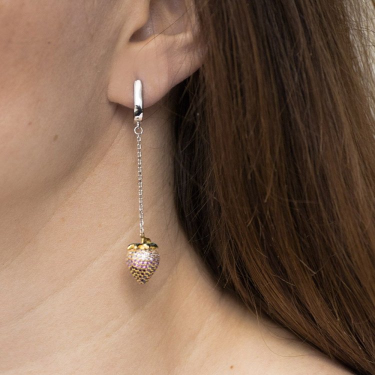 Срібні сережки "Полуничка" (фіаніти) 122086 від ювелірного магазину Онікс