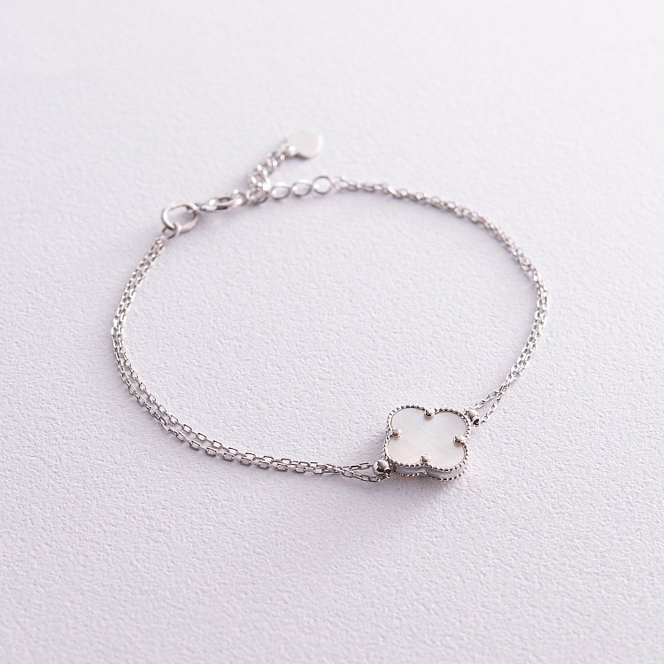 Срібний браслет "Конюшина" з перламутром 141629 від ювелірного магазину Онікс