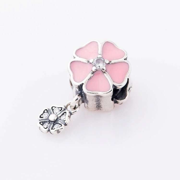 Серебряный шарм (фианиты, эмаль) 132311р от ювелирного магазина Оникс