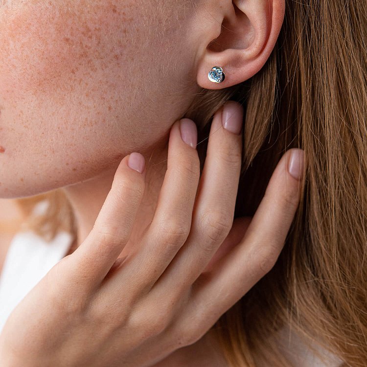 Золотые серьги-пусеты с голубым топазом с02404 от ювелирного магазина Оникс - 7