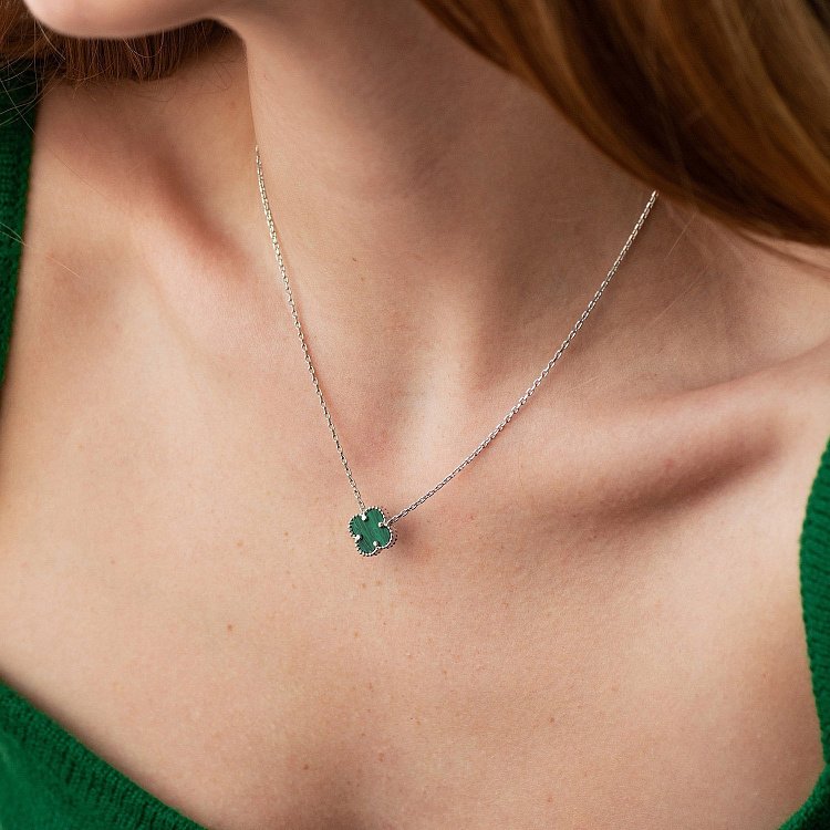 Серебряное колье "Клевер" с малахитом 181298 от ювелирного магазина Оникс - 1