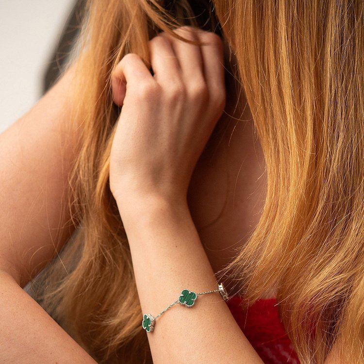 Браслет "Клевера" с малахитом (белое золото) б05437 - 1 Браслет "Клевера" с малахитом (белое золото) б05437 от ювелирного магазина Оникс - 1