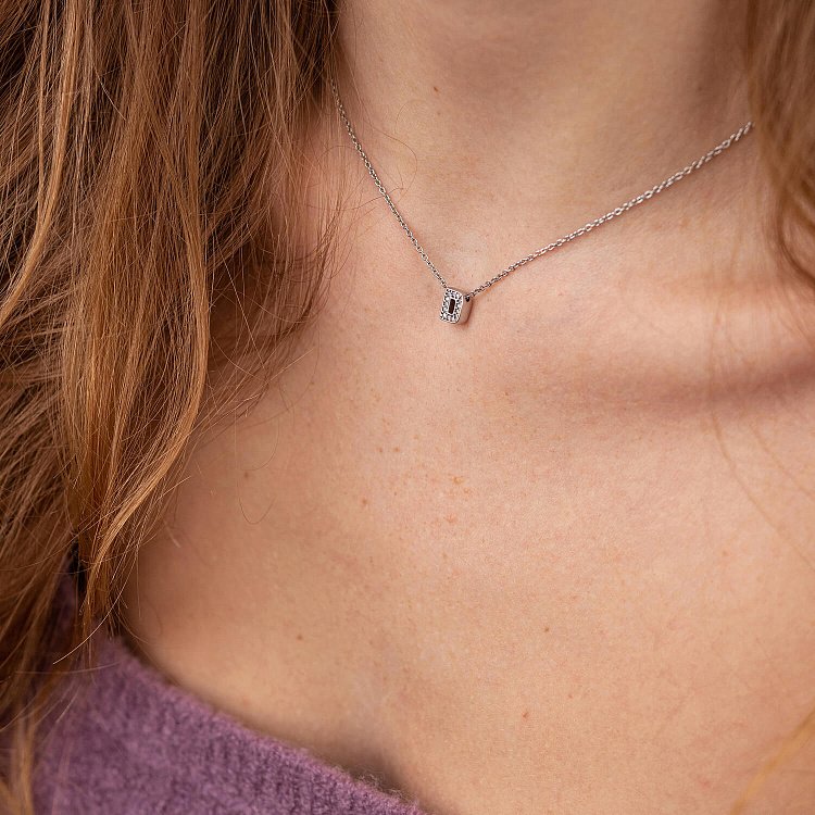 Серебряное колье с буквой "D" с фианитами 1103 D от ювелирного магазина Оникс - 1