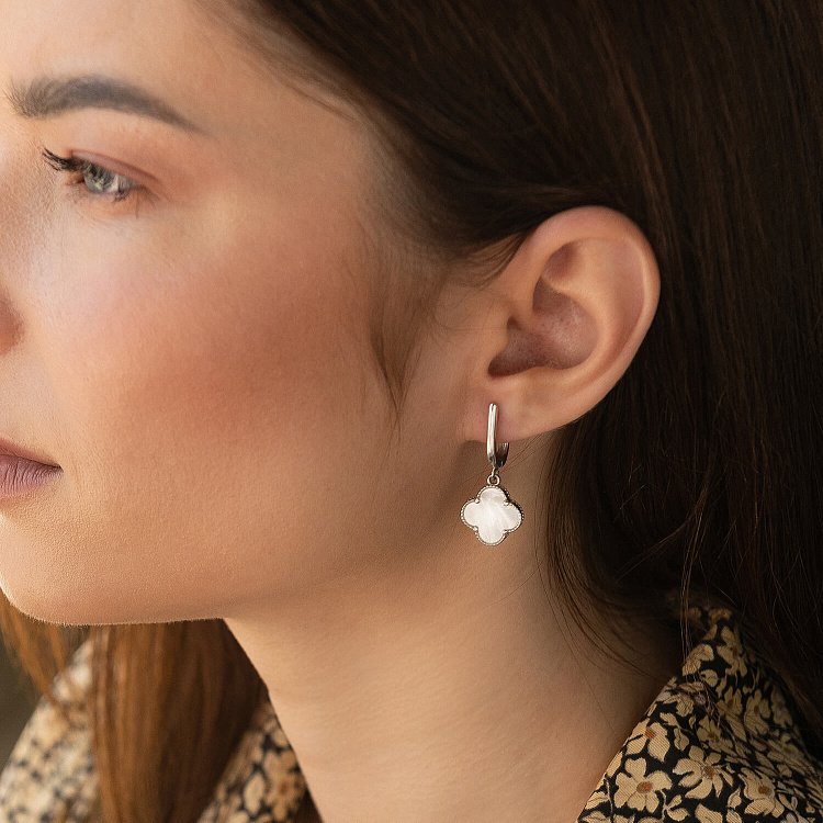 Серебряные серьги "Клевер" с перламутром 122881 от ювелирного магазина Оникс