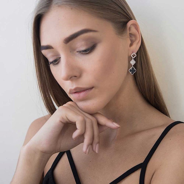 Срібні сережки "Конюшина" з оніксом і фіанітами 121733 від ювелірного магазину Онікс - 3