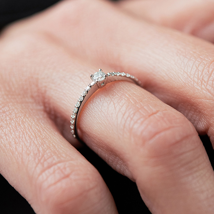 Заручальна золота каблучка з діамантами 101-10116/2(3.0)б від ювелірного магазину Онікс - 1