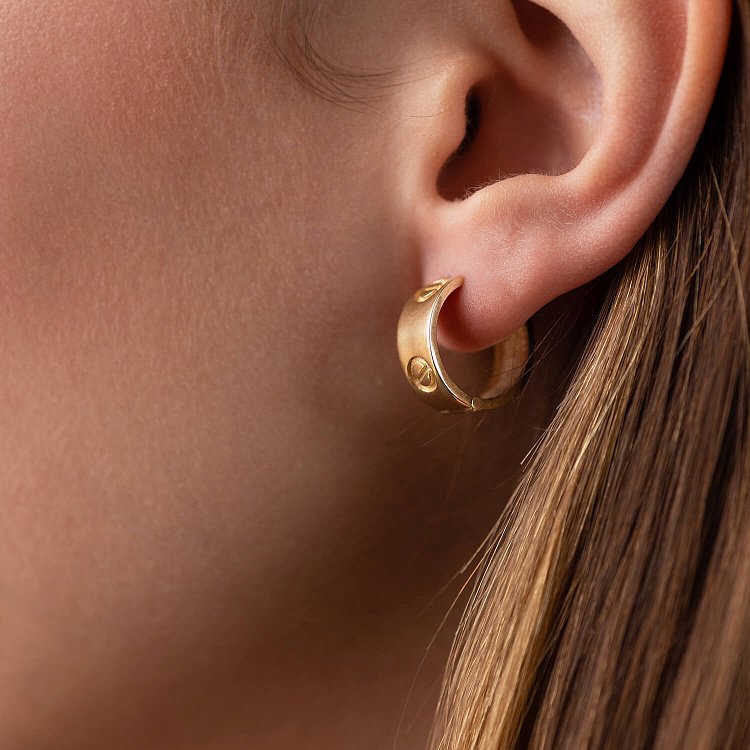 Сережки - кільця "Love" у жовтому золоті с08085 від ювелірного магазину Онікс - 1