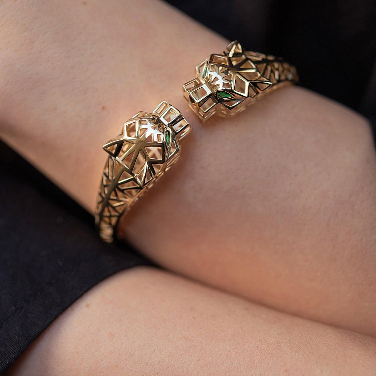 Жесткий браслет "Пантера" в желтом золоте (фианиты) б05219 от ювелирного магазина Оникс - 1