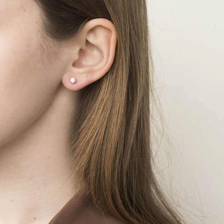 Золоті сережки-пусети з фіанітами с06032 від ювелірного магазину Онікс - 4