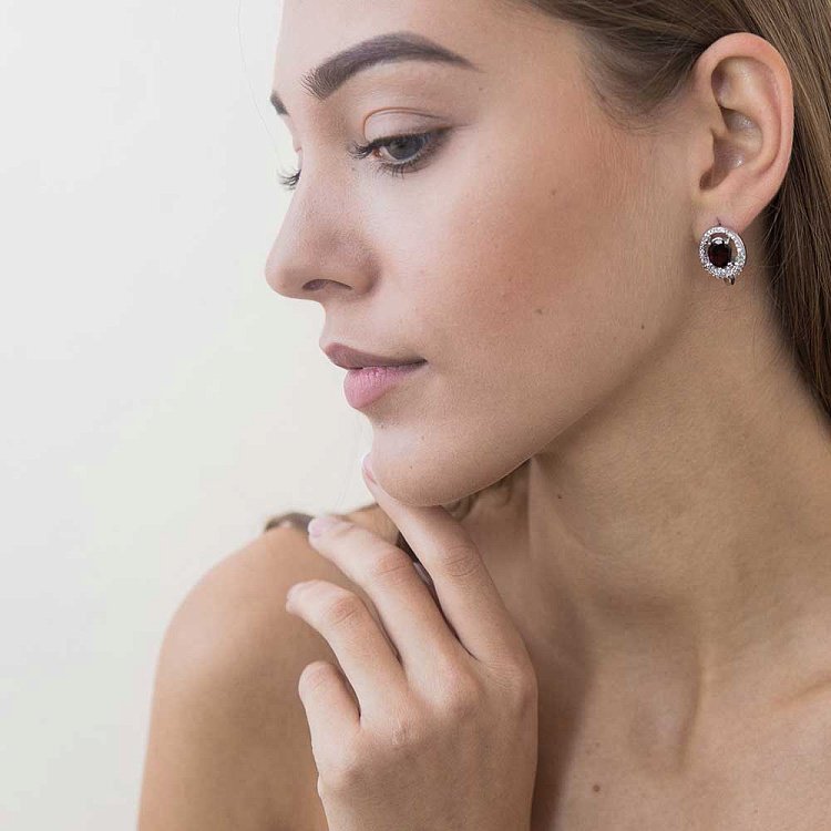 Срібні сережки з піропом (гранатом) і фіанітами 12773 від ювелірного магазину Онікс - 4