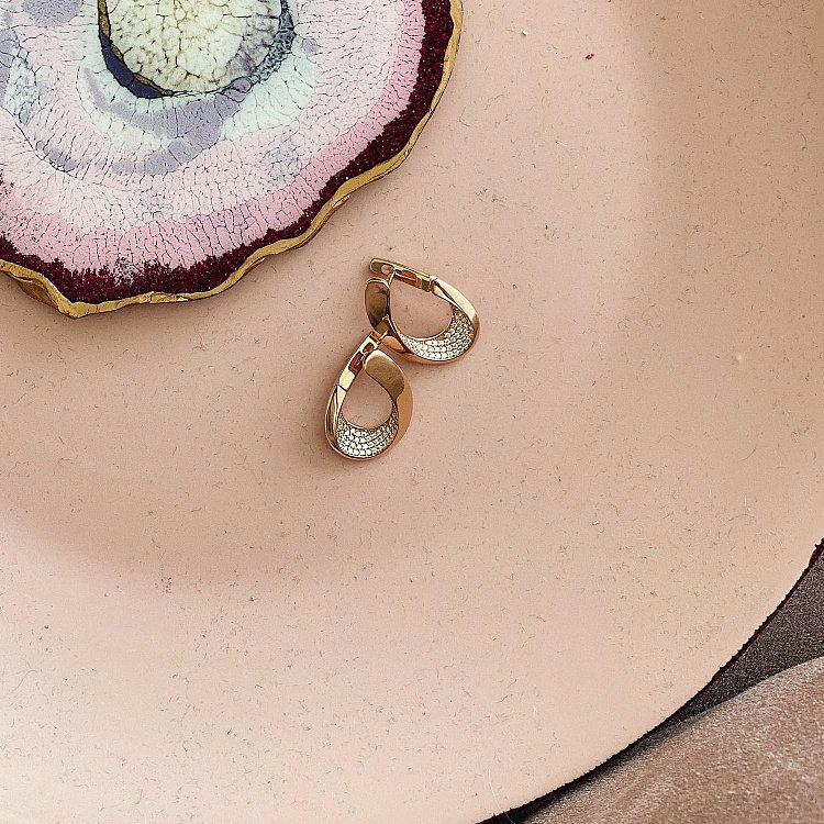 Золотые серьги с белыми фианитами с05811 от ювелирного магазина Оникс