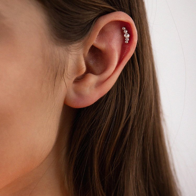 Одиночна срібна сережка в хрящ вушка (фіаніти) 40001 від ювелірного магазину Онікс