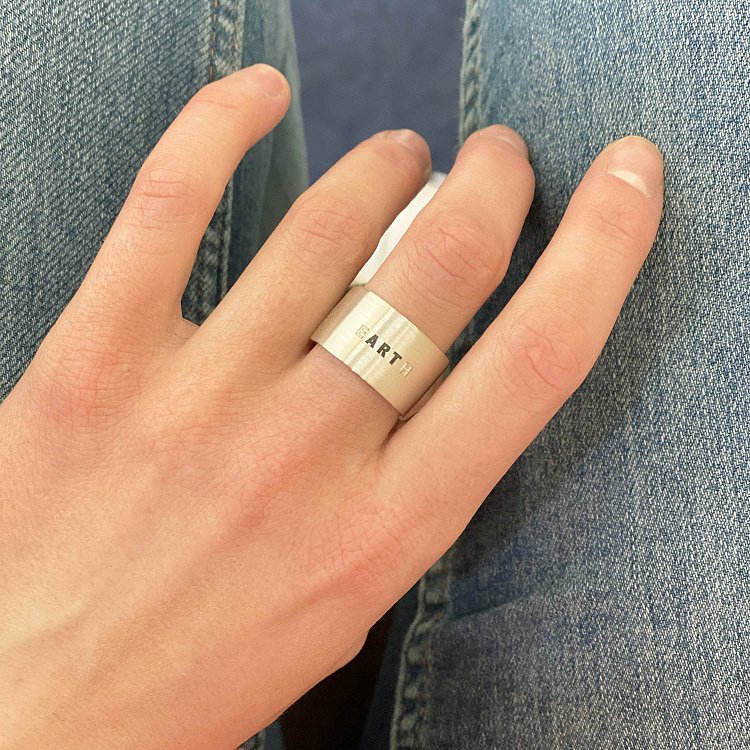 Серебряное кольцо с гравировкой "Earth" 112143earth от ювелирного магазина Оникс - 3