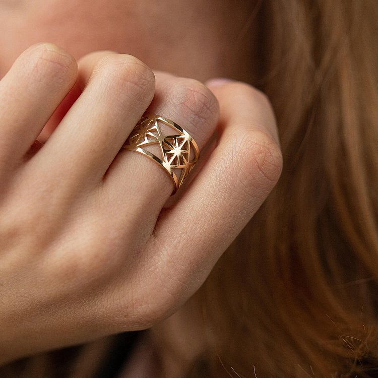 Широкое кольцо "Дженна" в желтом золоте к07332 от ювелирного магазина Оникс - 1