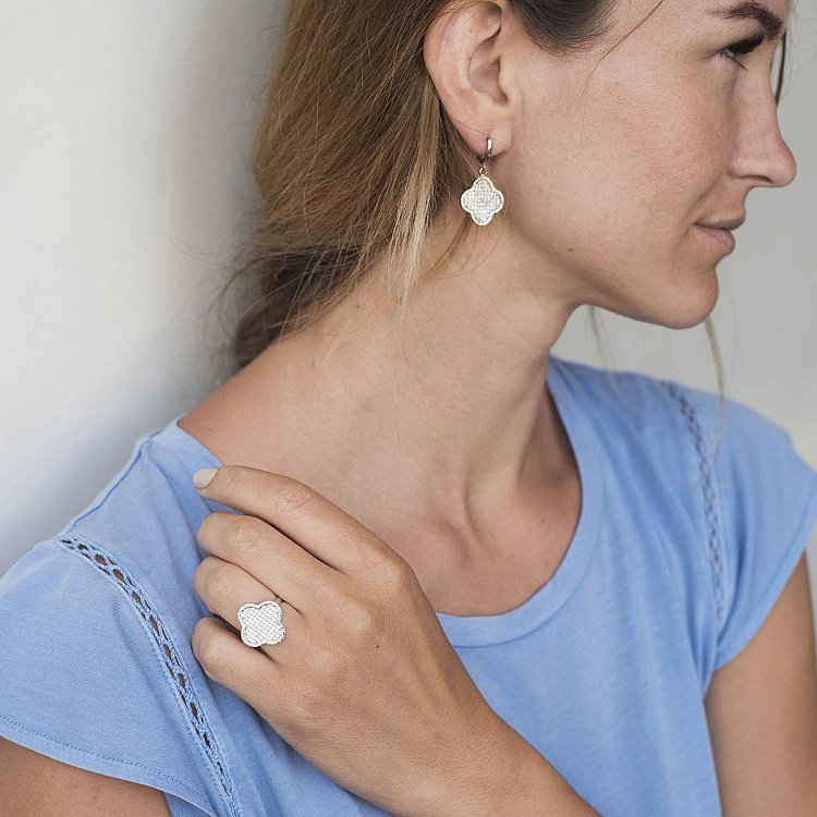 Золотые серьги "Клевер" с фианитами с04301 от ювелирного магазина Оникс